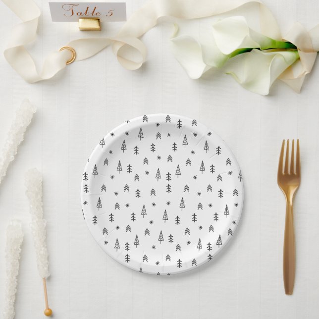 Minimalistisches Schwarz-Weiß-Winterwaldmuster Pappteller (Hochzeit)