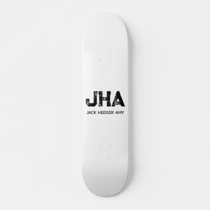 MINIMALISTISCHES SCHWARZES DREIBUCHSTABEN-MONOGRAM SKATEBOARD