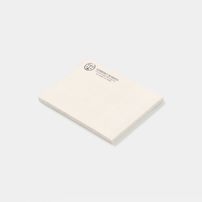 Minimalistisches, schwarzes Justizlogo auf Beige Post-it Klebezettel (angewinkelt)