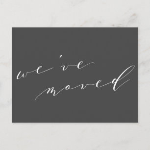 Minimalistisches schwarzes Skript Wir zogen in ein Postkarte