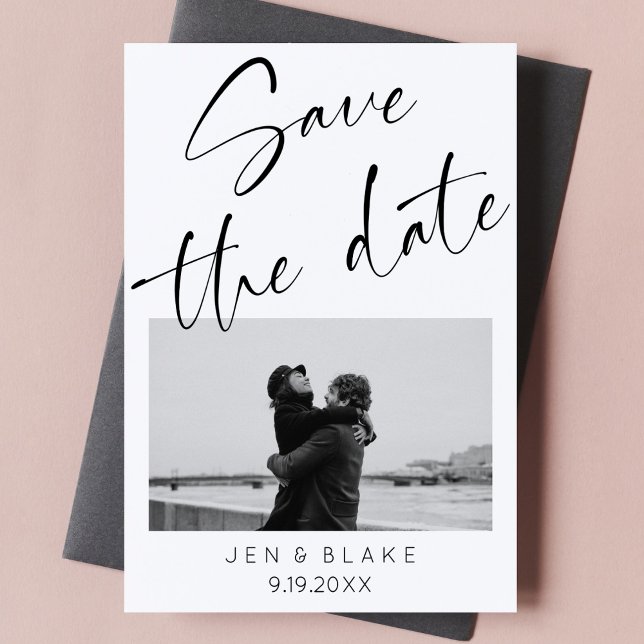 Minimalistisches Schwarzweiß-Skript Save the Date Einladung (minimalist modern black and white script cursive save the date with photo)