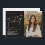 Minimalistisches Script Black und Gold 40. Geburts Einladung<br><div class="desc">Moderne minimalistische 40. Geburtstag Party Einladung bietet stilvolle Imitate goldene Folie Nummer handgeschriebene Drehbuch Forty und Ihr Party Details in klassischen Serif-Schriftart auf schwarzem Hintergrund,  einfach und elegant,  große Überraschung Erwachsenensteinladung zum Geburtstag von Männern und Frauen.</div>
