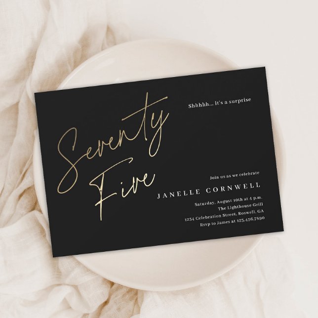 Minimalistisches Script Black und Gold 75. Geburts Einladungspostkarte (Modern gold script 75th birthday party invitation postcards.)