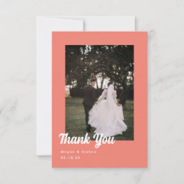 Minimalistisches Script Coral Pink Wedding Foto Dankeskarte