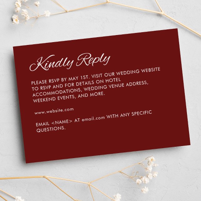 Minimalistisches Script Crimson Red Wedding RSVP Karte (Von Creator hochgeladen)
