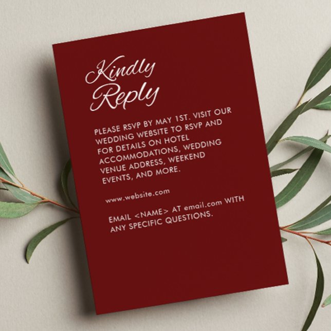Minimalistisches Script Crimson Red Wedding RSVP Karte (Von Creator hochgeladen)