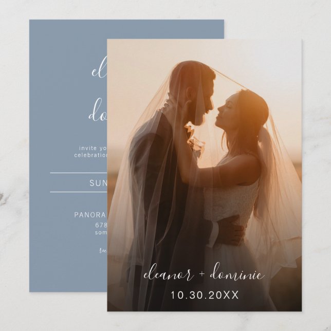 Minimalistisches Script Dusty Blue Foto Wedding Einladung (Vorne/Hinten)
