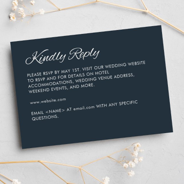 Minimalistisches Script Gunmetal Blue Wedding RSVP Karte (Von Creator hochgeladen)