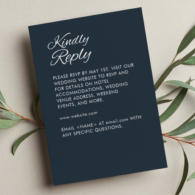 Minimalistisches Script Gunmetal Blue Wedding RSVP Karte (Von Creator hochgeladen)