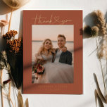 Minimalistisches Script Heart Wedding Foto Card Folieneinladung<br><div class="desc">Minimalistische und elegante Hochzeit Dankeschön-Karte mit handgeschriebenem Skript mit einem Herz. Sie können ein Foto auf der Vorder- und Rückseite zusammen mit Ihrer Nachricht hinzufügen. Die Hintergrundfarbe ist Terrakotta.</div>