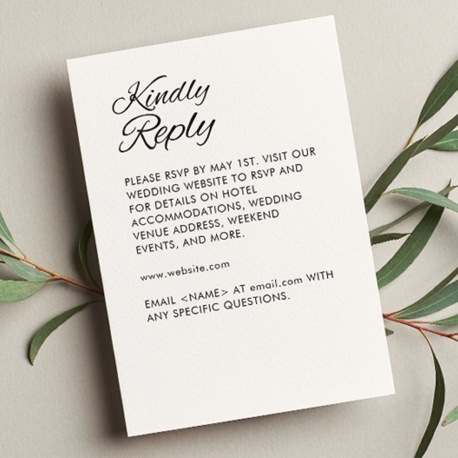 Minimalistisches Script Soft White Wedding RSVP Karte (Von Creator hochgeladen)