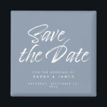 Minimalistisches Skript Dusty Blue Wedding Save th Magnet<br><div class="desc">Minimalistisches Skript staubblaue kalligraphische Hochzeit speichern das Datum Magnet.</div>
