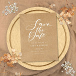 Minimalistisches Skript Rustikale Kraft Save the D Ankündigungspostkarte<br><div class="desc">Diese minimalistische Save the Date-Karte verfügt über ein elegantes Drehbuch,  das Save the Date über Ihrem Set in eleganter Typografie auf einem rustikalen Krafthintergrund steht. Entwickelt von Thisisnotme©</div>