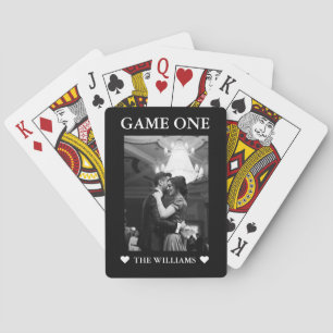 Minimalistisches Spiel eins Schwarz-Weiß-Foto von  Spielkarten