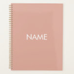 Minimalistisches staubrosa, benutzerdefiniertes Ja Planer<br><div class="desc">Minimalistische staubige Rosa und Weiß individuelle Name Text Monogramm Initialen einfache moderne elegante personalisiert Planner. Vollständig anpassbarer weißer Text auf staubrosafarbenem, schlichtem Hintergrund. Sie können sie mit Firmennamen oder Firmennamen, Jahr, Initialen, Monogramm usw. personalisieren</div>