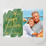 Minimalistisches tropisches Green & Gold Beach Folien Feiertagskarte<br><div class="desc">Das minimalistische Design der Nautical Boutique Co. mit Happy Holidays-Filmkarten-Design besticht durch moderne handgeschriebene Schrift-Typografie und Ihr beliebtes Portrait-Foto (12x18 Ratio). Das Design ist mit goldenen Aquarelltönchen und Aquarellsternchen,  für ein lustiges tropisches Urlaubsthema,  und ist Set auf einem reichen weihnachtlich grünen Aquarellhintergrund. #MerryChristmas #HolidayCards #TropicalHolidays</div>