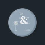 Minimalistisches tropisches Hochzeitstod Magnet<br><div class="desc">Weiße Palmen und Muscheln auf staubblauem Hintergrund. Klicken Sie auf "Details", um Details zu ändern. Um den Text zu verschieben oder die Größe, den Schriftart oder die Farbe zu ändern, klicken Sie auf "Bearbeiten mit dem Entwurfstool". Sehen Sie sich den Sammellink auf dieser Seite an, um alle passenden Elemente in...</div>