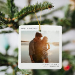 Minimalistisches Weihnachten Einfaches Informelles Keramikornament<br><div class="desc">Ein stilvolles, minimalistisches Weihnachtsbaumschmuck mit klassischer Typografie "Frohe Weihnachten" in Schwarz auf einem schlichten, minimalistisch-weißen Hintergrund. Das Foto, der Gruß und der Name können leicht für eine persönliche Touch angepasst werden. Ein einfaches, minimalistisches und zeitgenössisches Weihnachtsdesign, das sich in dieser Urlaubssaison auszeichnet! Das abgebildete Bild dient zur Veranschaulichung, um durch...</div>