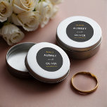 Minimalistisches Weiß am Schwarzen Hochzeitstag Mo Runder Aufkleber<br><div class="desc">Dies ist ein einfacher Typografie-Design-Aufkleber mit einem fett gedruckten Text für die Namen des Paares, einem Hochzeitstag und einer optionalen Website-Adresse in kontrastierender goldfarbener Folie. Es wird Ihren Hochzeitsmailings eine einzigartige, persönliche Touch geben und sie unvergessliche und ansprechende Keepsakes für Ihre Gäste machen. Sie können sie auch verwenden, um Ihre...</div>
