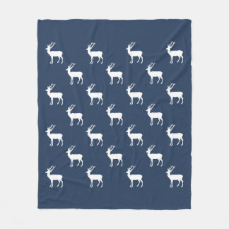 Minimalistisches Weiße Rentiermuster auf blau Fleecedecke