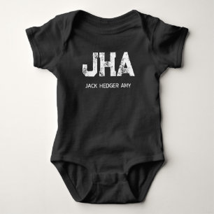 MINIMALISTISCHES WEIßES DREIBUCHSTABEN-MONOGRAMM N BABY STRAMPLER