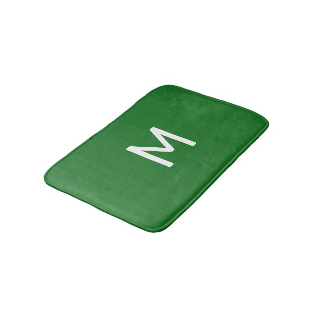 Minimalistisches weißes Monogramm auf grün Badematte (Schrägansicht)