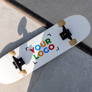 Minimalistisches Werbeweiß für Ihr Logo hinzufügen Skateboard
