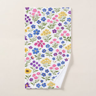 Minimalistisches Wildblumen-Nahtlosmuster auf Weiß Handtuch