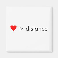 Minimalistisches Zitat "Liebe ist größer als Entfe