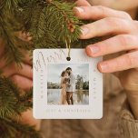 Minimum Modern Married & Merry Gold Script 2 Foto Keramikornament<br><div class="desc">Minimum and modern Einzelfoto von keepsake foto ornament to commemorate your first Christmas married. The design feature a minima design with a square foto design to display your special wedding foto. "Married & Merry", year and paar's name displayed in a simple modern design around the foto. Two foto ornament with...</div>