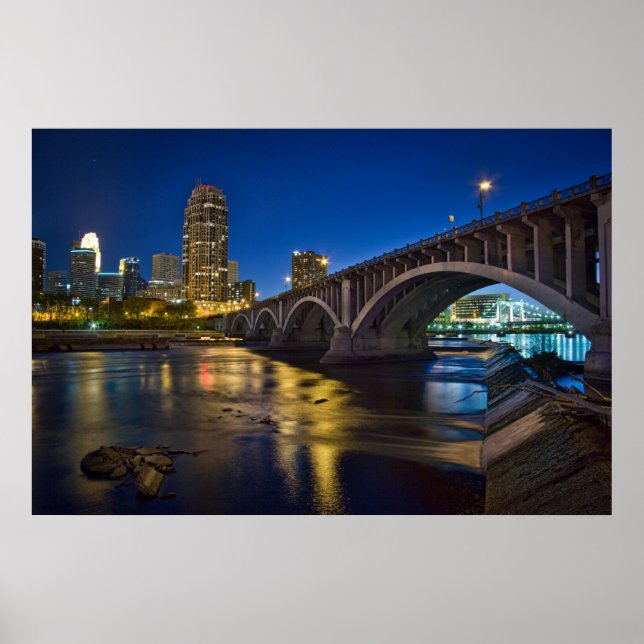 Minneapolis Skyline bei Nacht: 3. Ave. Brücke Poster (Vorne)