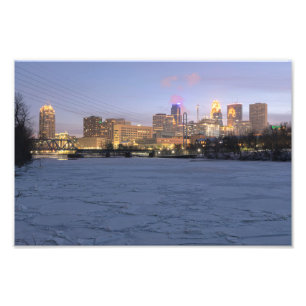 Minneapolis-Skyline und eingefrorener Lenkflugkörp Fotodruck