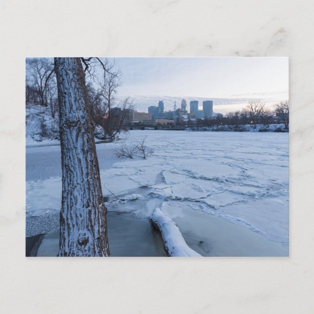 Minneapolis-Skyline und eisgezogener Fluss Einladungspostkarte (Vorderseite)