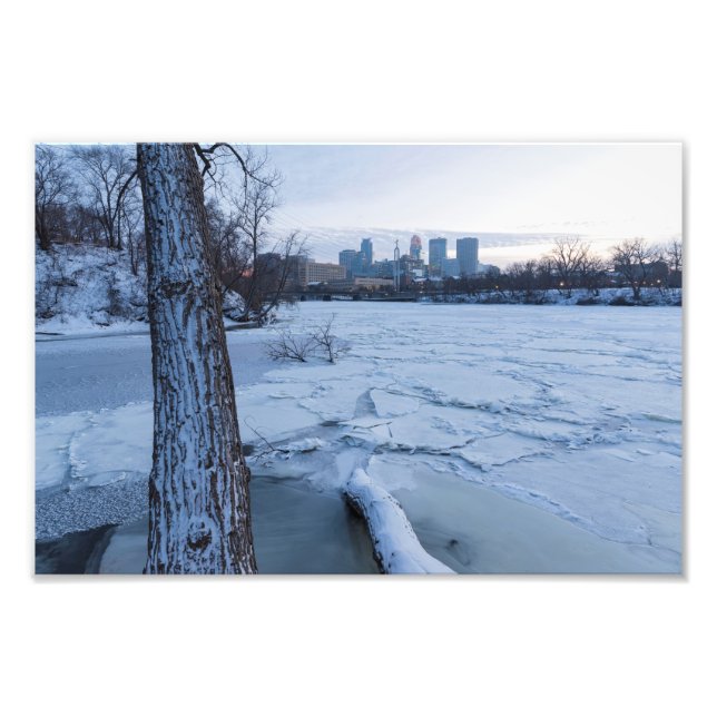 Minneapolis-Skyline und eisgezogener Fluss Fotodruck (Vorne)
