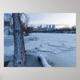 Minneapolis-Skyline und eisgezogener Fluss Poster
