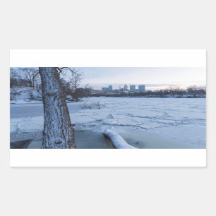 Minneapolis-Skyline und eisgezogener Fluss Rechteckiger Aufkleber