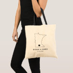 Minnesota Wedding Welcome Bag Tasche, Black Map Tragetasche<br><div class="desc">Begrüßungsgeschenktasche mit Kartengrafik. Ihre Gäste werden in ihrem Hotel einchecken und diese Tasche mit den Leckereien,  die sie erwarten,  finden. Sie können das Herz mit der Funktion "Weiter anpassen" an den Ort Ihres großen Tages positionieren.</div>