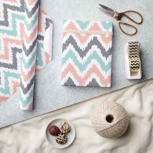 Mint Coral Gray Zigzags Ikat Muster Geschenkpapier (Kunsthandwerk)