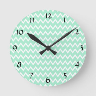 Mint Green and White Chevron Pattern Runde Wanduhr