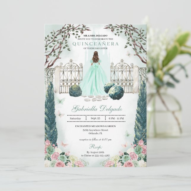Mint Green Blush Verzauberter Garten Quinceanera Einladung (Stehend Vorderseite)