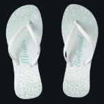 Mint Green Bridesmaid Hochzeit Flip Flops<br><div class="desc">Hübsche Hochzeitsfeier flackert mit einer Grafik eines minzgrünen Glitzer auf einem hellgrünen Hintergrund. Individueller Text ist für den Anzug Ihrer Hochzeitsbedürfnisse vollständig anpassbar.</div>