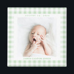 Mint Green Gingham Karo Baby Birthdate Magnet<br><div class="desc">Der süße Pfefferminzgrün-weiße Gingham-Karo ist ein charmanter Weg,  um das Foto eines neuen Babys zu rahmen und die Ankunft mit einem quadratischen Magneten mit dem Namen und Geburtstag zu feiern. Machen Sie diesen Baby-Magneten für einen neuen Elternteil,  Großeltern und Familie oder Freunde.</div>