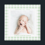 Mint Green Gingham Karo Baby Birthdate Magnet<br><div class="desc">Der süße Pfefferminzgrün-weiße Gingham-Karo ist ein charmanter Weg,  um das Foto eines neuen Babys zu rahmen und die Ankunft mit einem quadratischen Magneten mit dem Namen und Geburtstag zu feiern. Machen Sie diesen Baby-Magneten für einen neuen Elternteil,  Großeltern und Familie oder Freunde.</div>