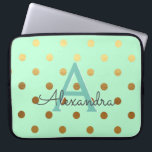 Mint Green & Gold Foil Polka Dots Monogramm Laptopschutzhülle<br><div class="desc">Mint Green und Gold Foil Polka Dots Elegant Monogram Case. Dieser Fall kann so angepasst werden,  dass er Ihren Anfangs- und Vornamen enthält.</div>