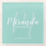 Mint Green Modern Script Personalisiert Bridesmaie Glasuntersetzer<br><div class="desc">Fügen Sie Ihrer Hochzeit eine persönliche Touch mit personalisierten Brautmädchen Geschenk Glas Untersetzer. Dieser Untersetzer zeichnet sich durch den personalisierten Namen der Brautjungfrau aus, der im Stil eines Schriftartes mit weißer Schrift und ein Monogramm im hellgrünen, modernen Drehbuch-Schriftart als Hintergrund mit dem Titel und dem Hochzeitstag in weißem, modernen Sans...</div>