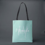 Mint Green Modern Script Personalisiert Bridesmaie Tasche<br><div class="desc">Fügen Sie Ihrer Hochzeit eine persönliche Touch mit personalisierten Brautmeistern Geschenktüte hinzu. Diese Tote-Tasche zeigt den personalisierten Namen der Brautjungfrau in der modernen Schrift-Schriftart-Stil und Monogramm in hellgrün modernen Drehbuch-Schriftart-Stil als Hintergrund mit Titel und Hochzeit Datum in weiß modernen sans Serif Schriftart Stil auf mint grüne Hintergrund. Auch perfekt für...</div>
