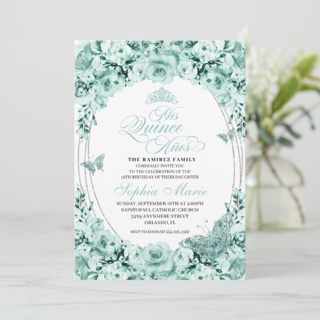 Mint Green Silver Floral Tiara Quinceanera Einladung (Stehend Vorderseite)