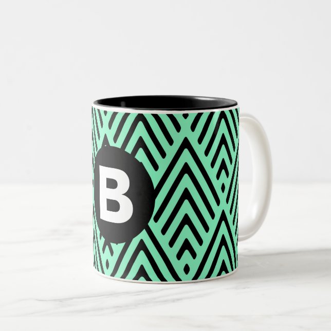 Mintgrüner trendiger Chevron-Muster-Monogramm Zweifarbige Tasse (VorderseiteRechts)