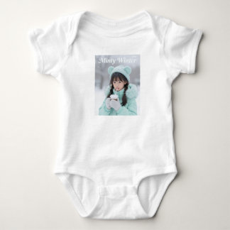 Mintige Winterträume: Süße Kawaii-Kinderkunst Baby Strampler