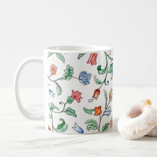 Minuscules Twines florales sur une tasse